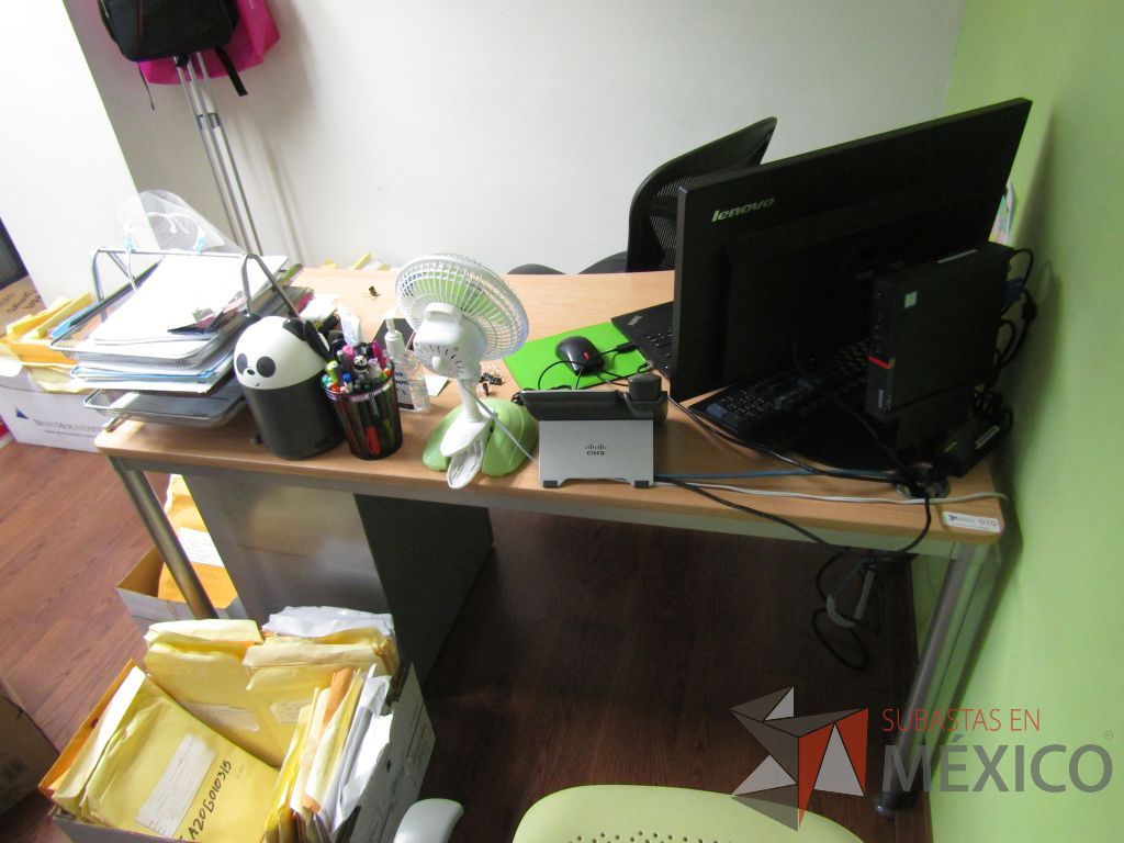 Lote 052 - Mesa de trabajo, estructura metálica y cubierta color café