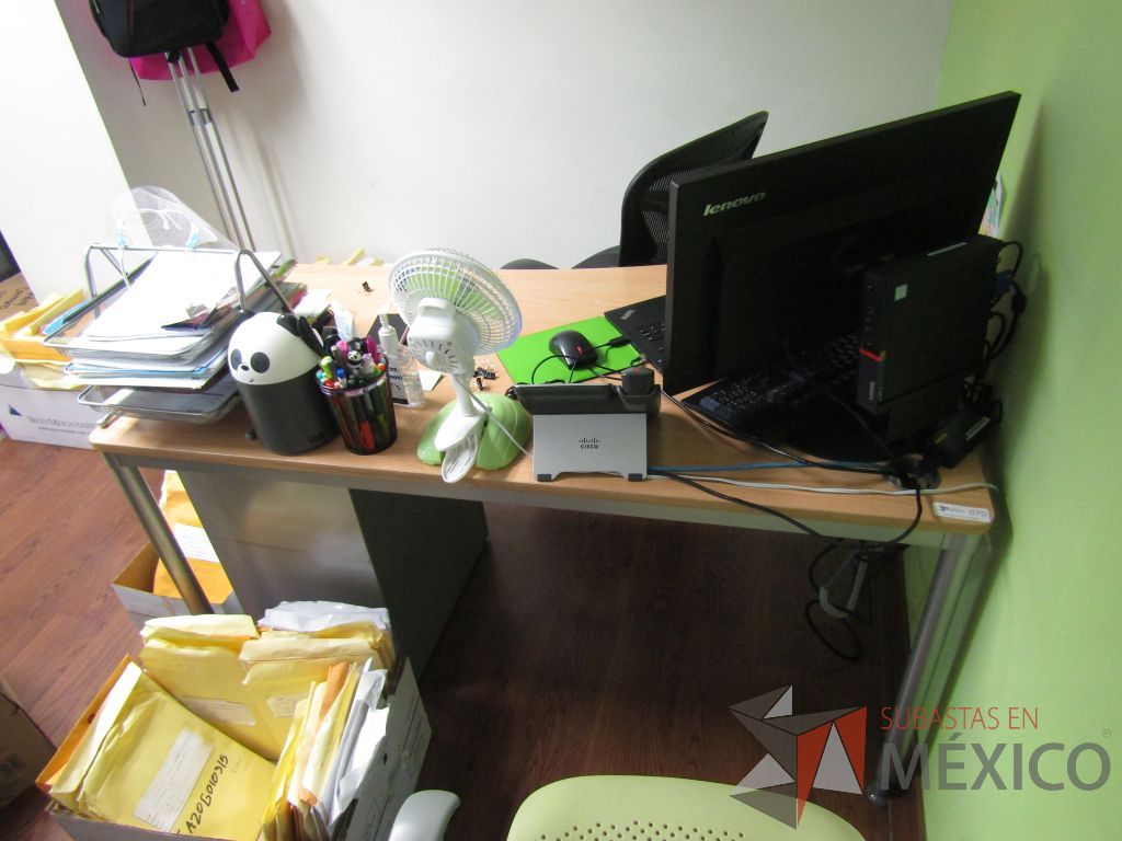 Lote 052 - Mesa de trabajo, estructura metálica y cubierta color café - Imagen 2