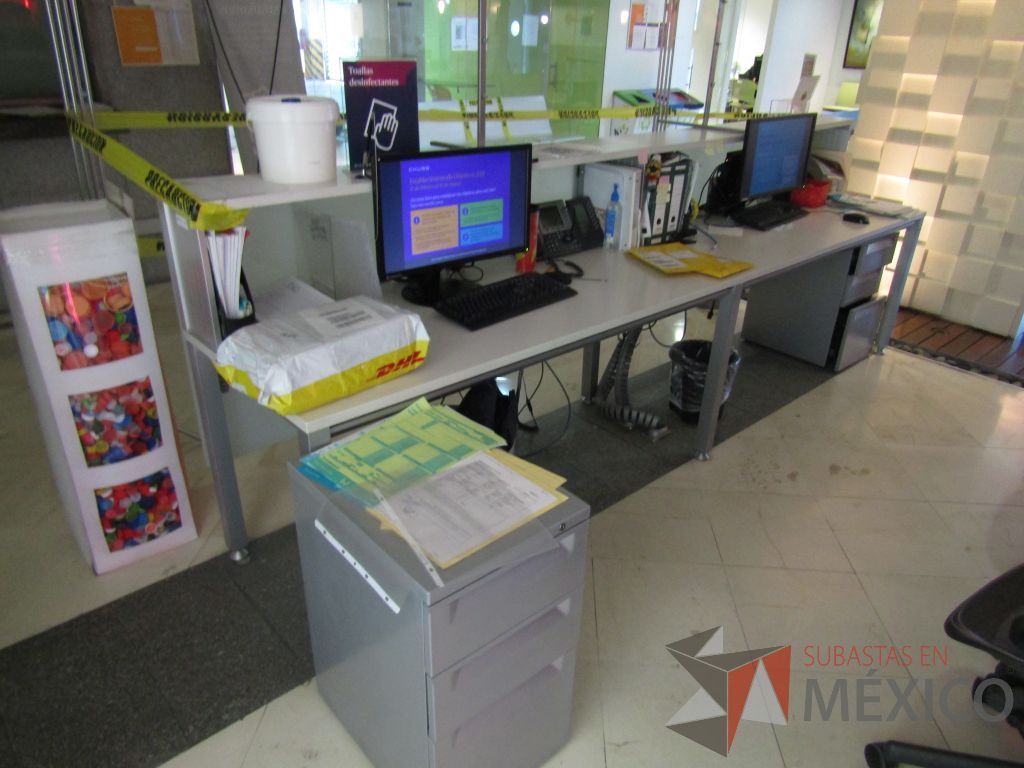 Lote 056 - Mueble de recepción para 2 personas, base metálica, cubierta color blanco, repisa, protección de vidrio y 2 archiveros verticales de 3 cajones - Imagen 2