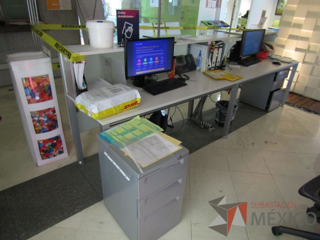 Lote 056 - Mueble de recepción para 2 personas, base metálica, cubierta color blanco, repisa, protección de vidrio y 2 archiveros verticales de 3 cajones - Imagen 3