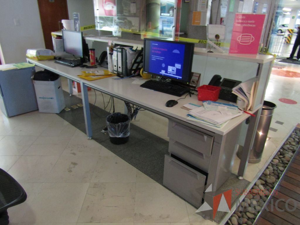 Lote 056 - Mueble de recepción para 2 personas, base metálica, cubierta color blanco, repisa, protección de vidrio y 2 archiveros verticales de 3 cajones