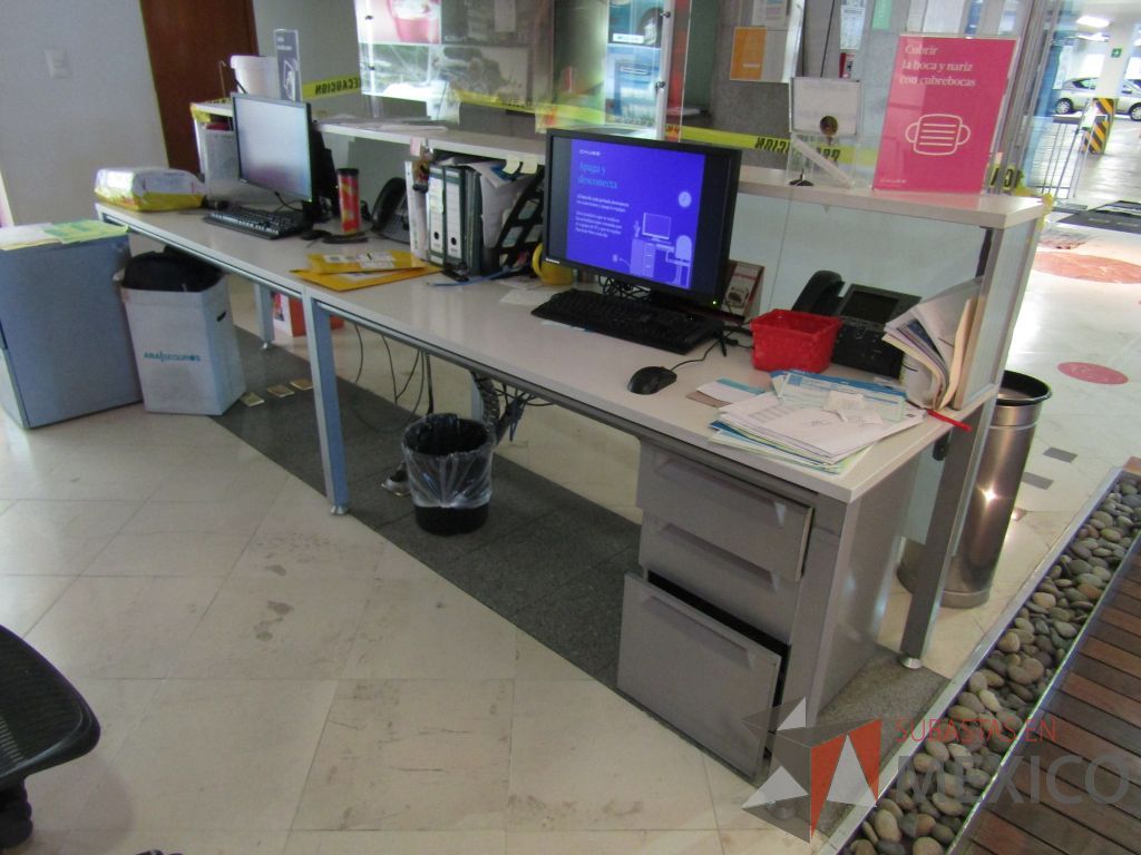 Lote 056 - Mueble de recepción para 2 personas, base metálica, cubierta color blanco, repisa, protección de vidrio y 2 archiveros verticales de 3 cajones - Imagen 5