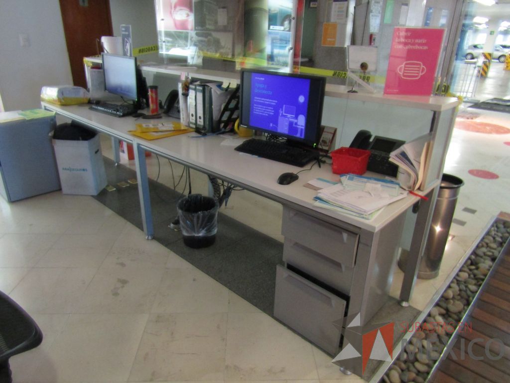 Lote 056 - Mueble de recepción para 2 personas, base metálica, cubierta color blanco, repisa, protección de vidrio y 2 archiveros verticales de 3 cajones - Imagen 6