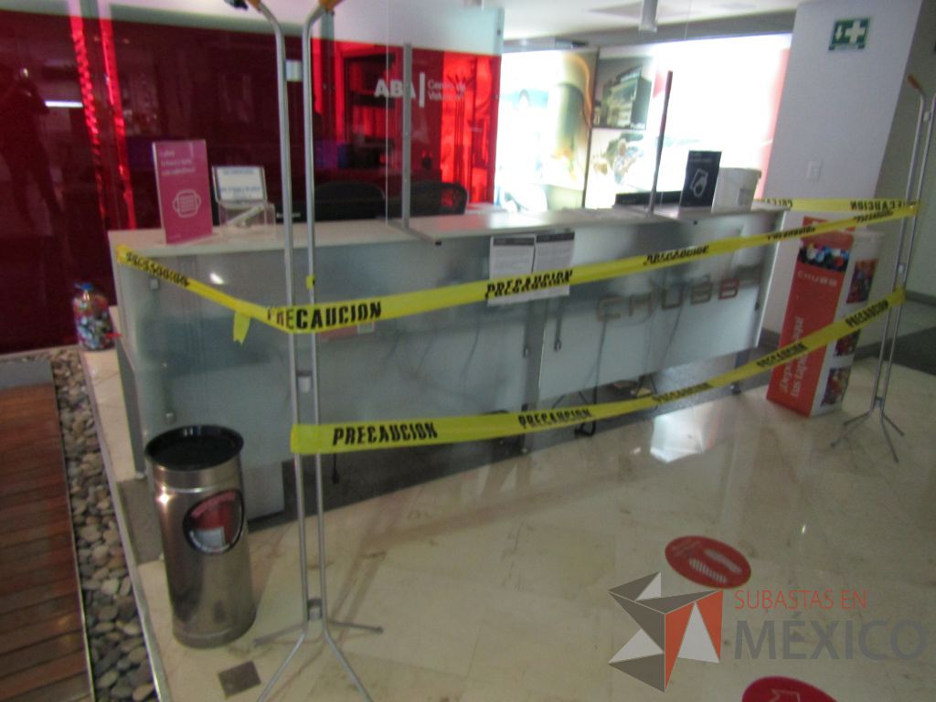 Lote 056 - Mueble de recepción para 2 personas, base metálica, cubierta color blanco, repisa, protección de vidrio y 2 archiveros verticales de 3 cajones - Imagen 7