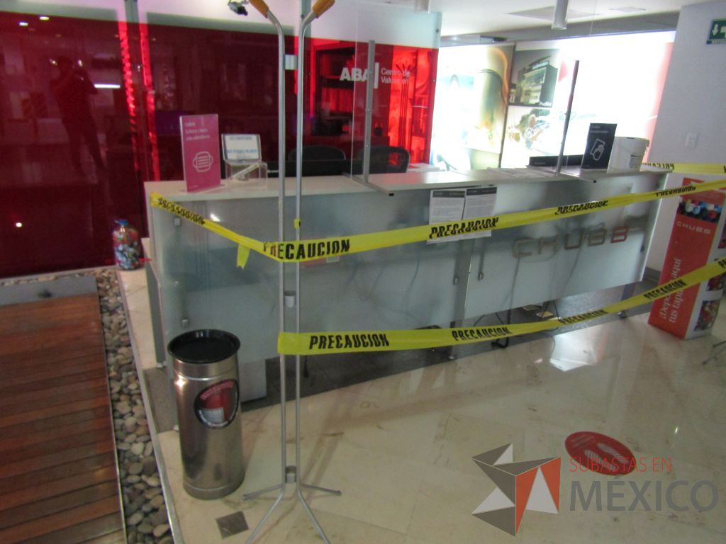 Lote 056 - Mueble de recepción para 2 personas, base metálica, cubierta color blanco, repisa, protección de vidrio y 2 archiveros verticales de 3 cajones - Imagen 8