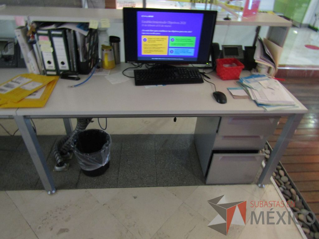 Lote 056 - Mueble de recepción para 2 personas, base metálica, cubierta color blanco, repisa, protección de vidrio y 2 archiveros verticales de 3 cajones - Imagen 12