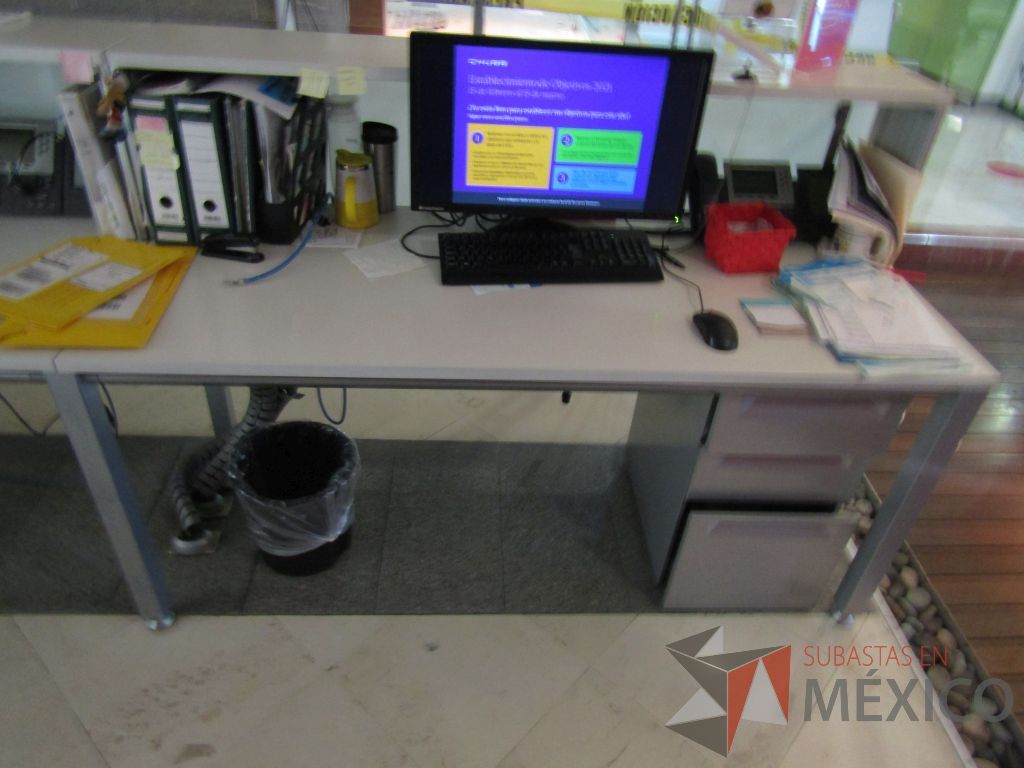Lote 056 - Mueble de recepción para 2 personas, base metálica, cubierta color blanco, repisa, protección de vidrio y 2 archiveros verticales de 3 cajones - Imagen 13