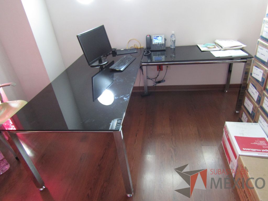 Lote 057 - Escritorio en escuadra, estructura metálica, cubierta de vidrio y 1 credenza color blanco - Imagen 2