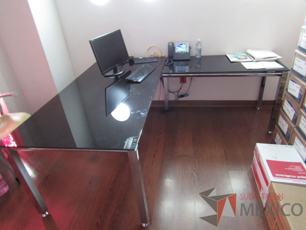 Lote 057 - Escritorio en escuadra, estructura metálica, cubierta de vidrio y 1 credenza color blanco - Imagen 3