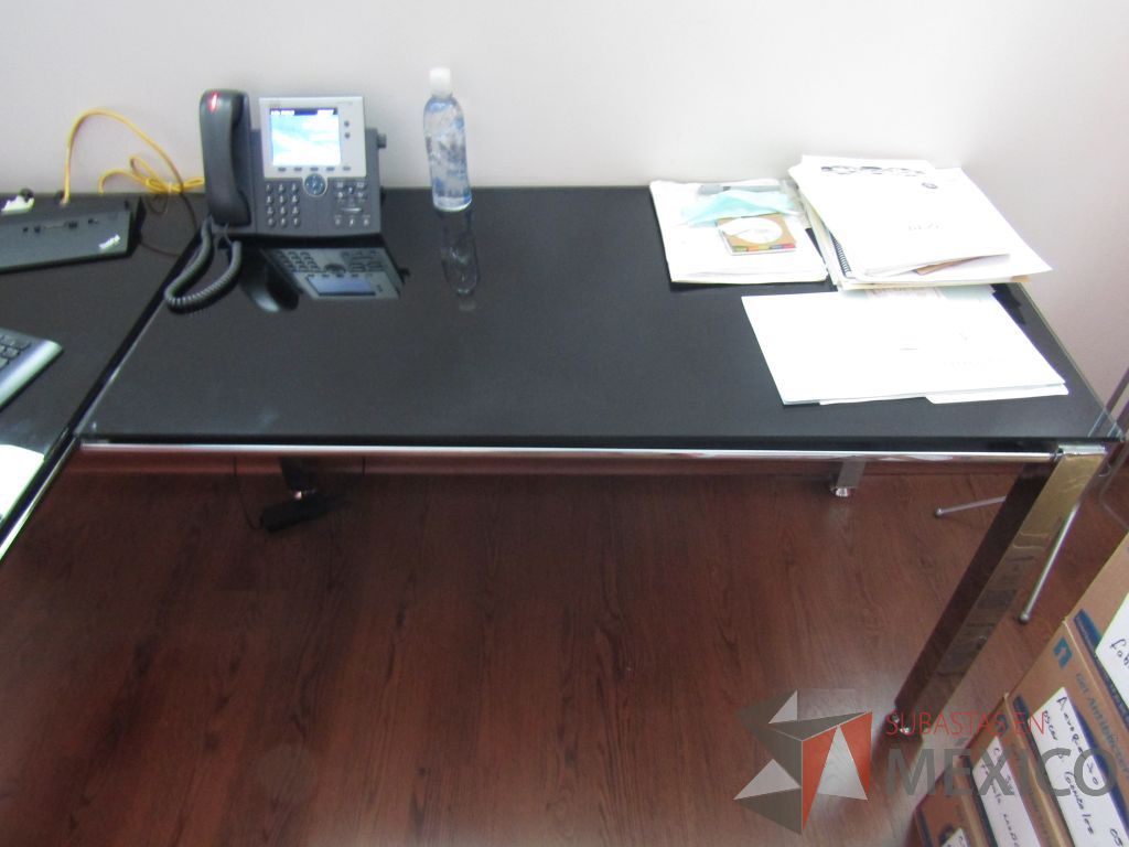 Lote 057 - Escritorio en escuadra, estructura metálica, cubierta de vidrio y 1 credenza color blanco - Imagen 4