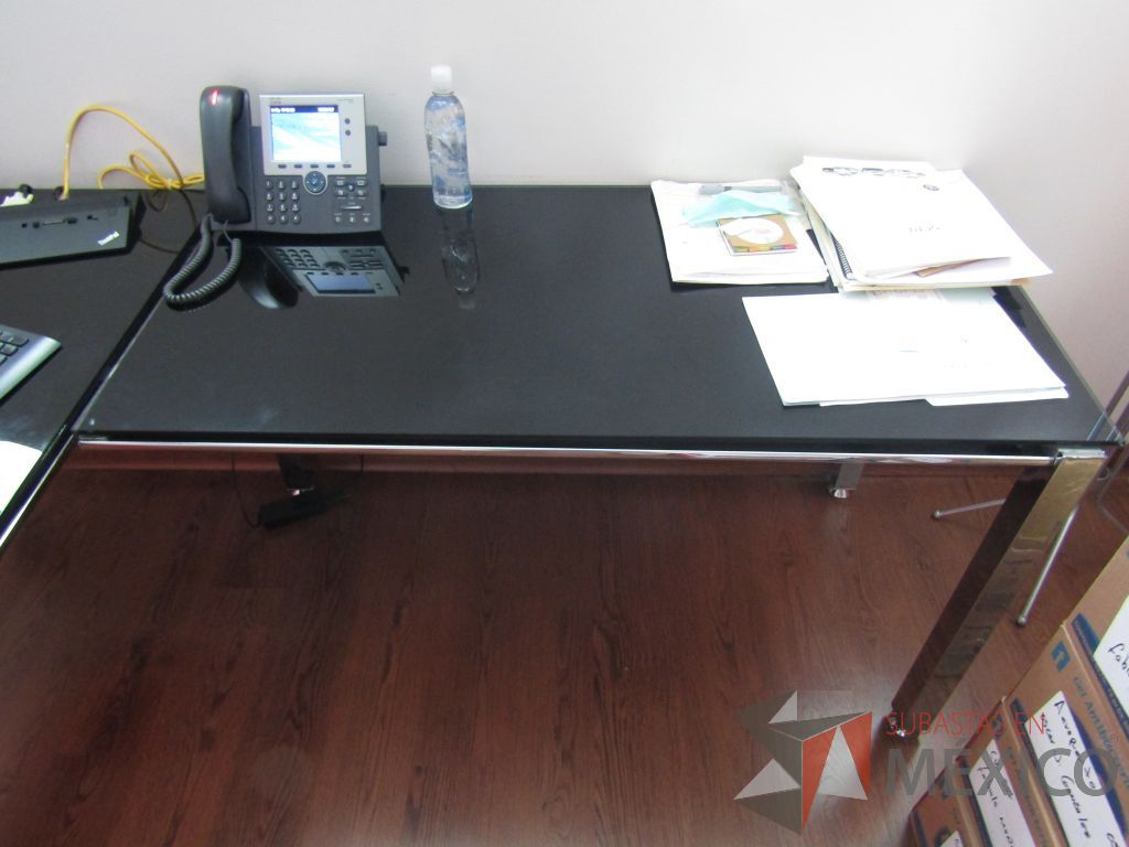 Lote 057 - Escritorio en escuadra, estructura metálica, cubierta de vidrio y 1 credenza color blanco - Imagen 5