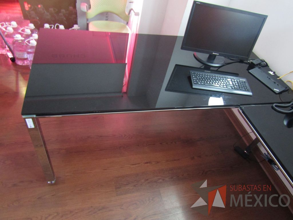 Lote 057 - Escritorio en escuadra, estructura metálica, cubierta de vidrio y 1 credenza color blanco - Imagen 6