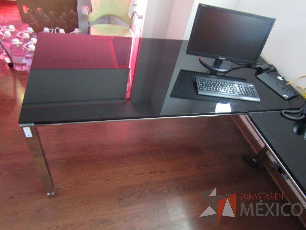 Lote 057 - Escritorio en escuadra, estructura metálica, cubierta de vidrio y 1 credenza color blanco - Imagen 7