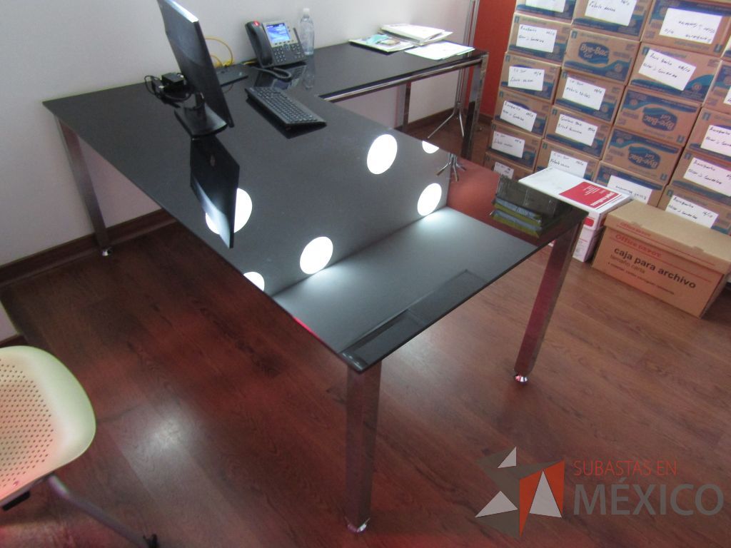 Lote 057 - Escritorio en escuadra, estructura metálica, cubierta de vidrio y 1 credenza color blanco