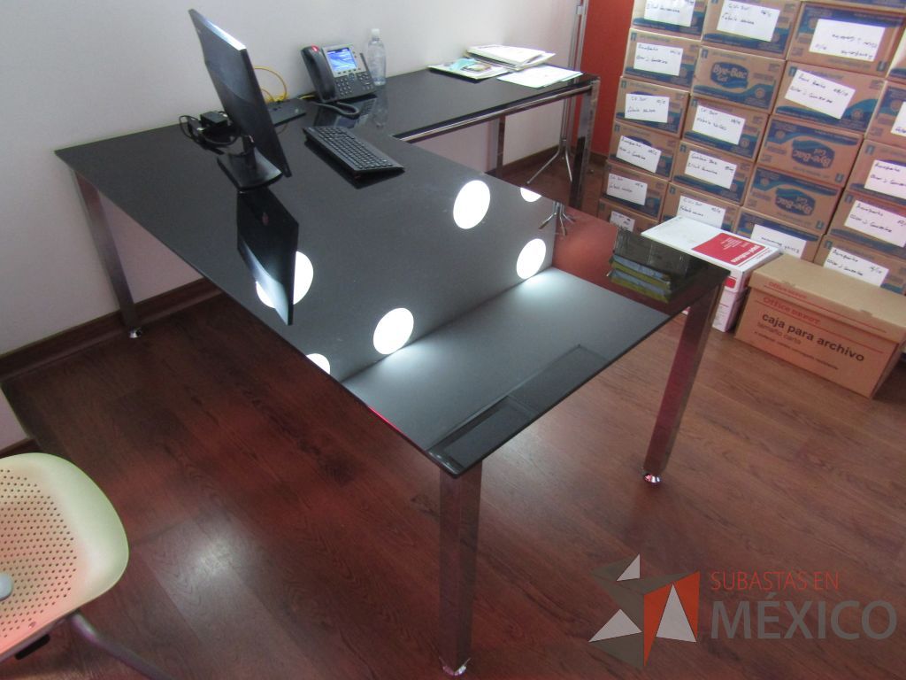 Lote 057 - Escritorio en escuadra, estructura metálica, cubierta de vidrio y 1 credenza color blanco - Imagen 8