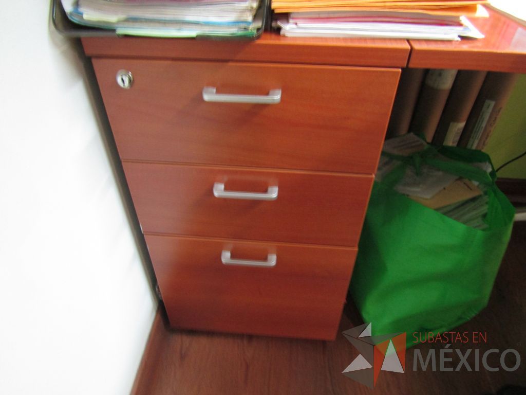Lote 007 - Escritorio en escuadra con archivero de pedestal de 3 cajones, patas metálicas y cubierta color café - Imagen 2