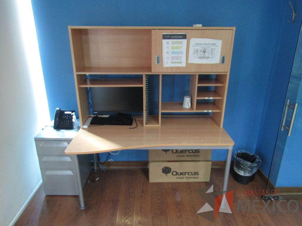 Lote 053 - Mesa de trabajo, estructura metálica, cubierta color café y librero sobrepuesto con 1 puerta corrediza y 4 entrepaños - Imagen 2