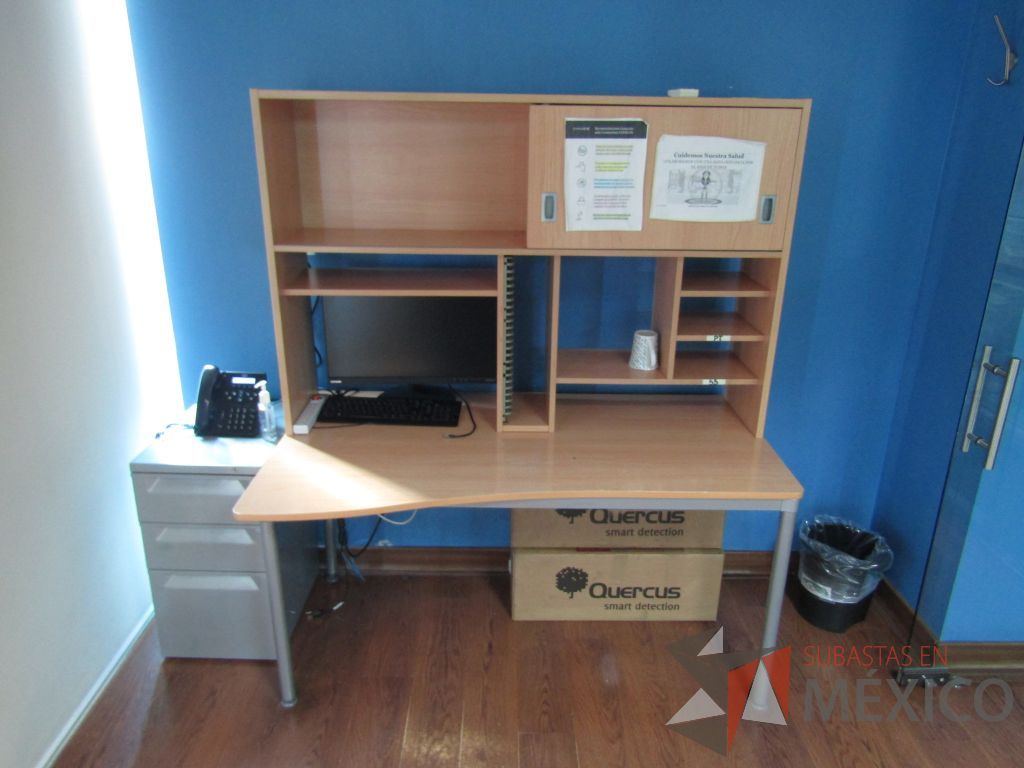 Lote 053 - Mesa de trabajo, estructura metálica, cubierta color café y librero sobrepuesto con 1 puerta corrediza y 4 entrepaños - Imagen 3