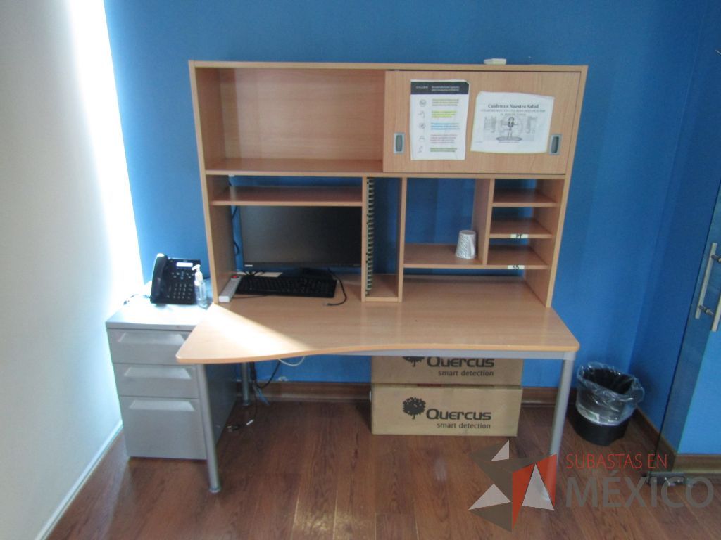 Lote 053 - Mesa de trabajo, estructura metálica, cubierta color café y librero sobrepuesto con 1 puerta corrediza y 4 entrepaños - Imagen 4
