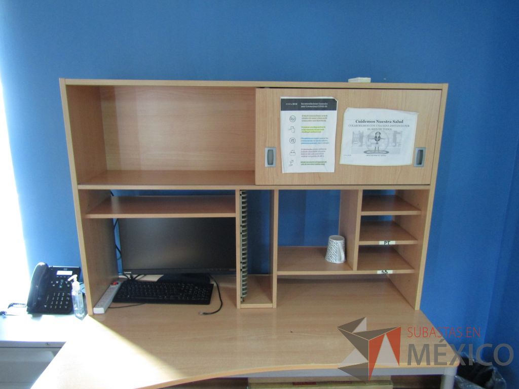 Lote 053 - Mesa de trabajo, estructura metálica, cubierta color café y librero sobrepuesto con 1 puerta corrediza y 4 entrepaños - Imagen 6