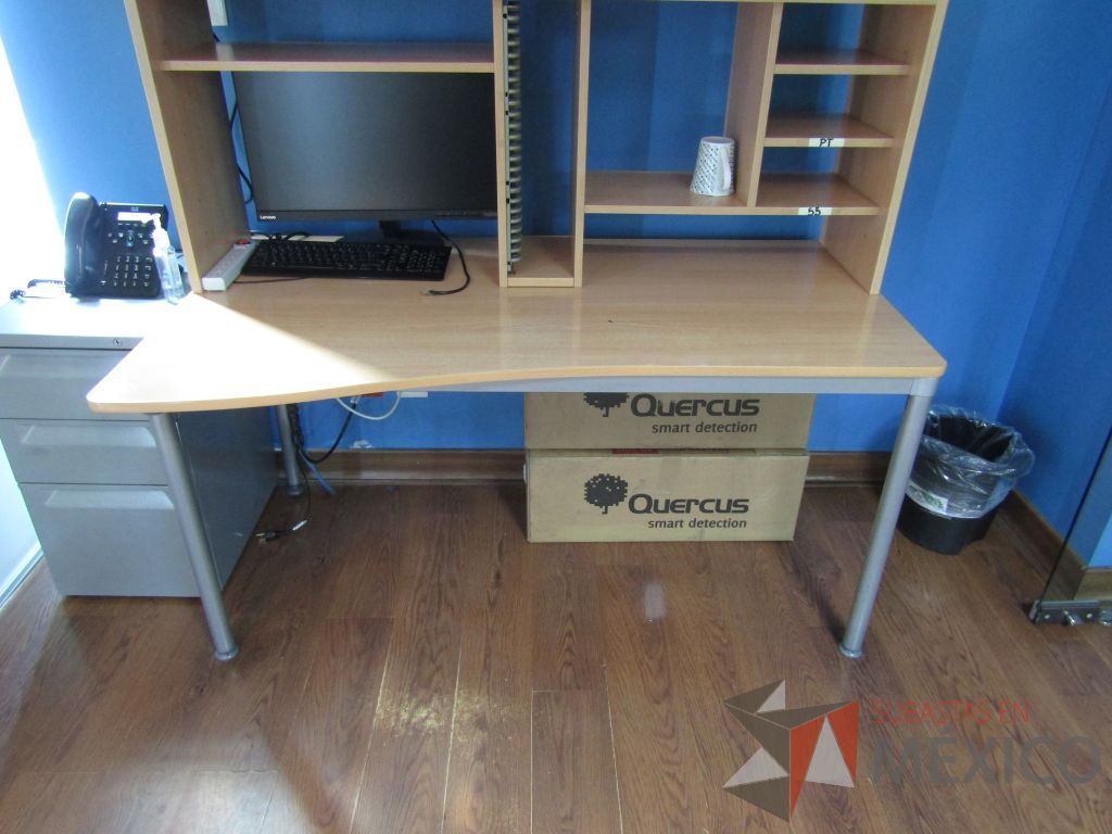 Lote 053 - Mesa de trabajo, estructura metálica, cubierta color café y librero sobrepuesto con 1 puerta corrediza y 4 entrepaños - Imagen 7