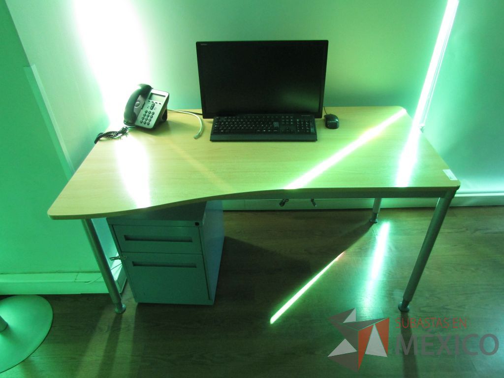 Lote 067 - Mesa de trabajo, estructura metálica, cubierta de madera y archivero metálico de 2 cajones color azul