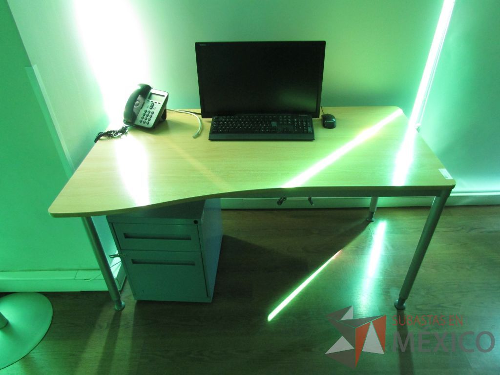 Lote 067 - Mesa de trabajo, estructura metálica, cubierta de madera y archivero metálico de 2 cajones color azul - Imagen 2