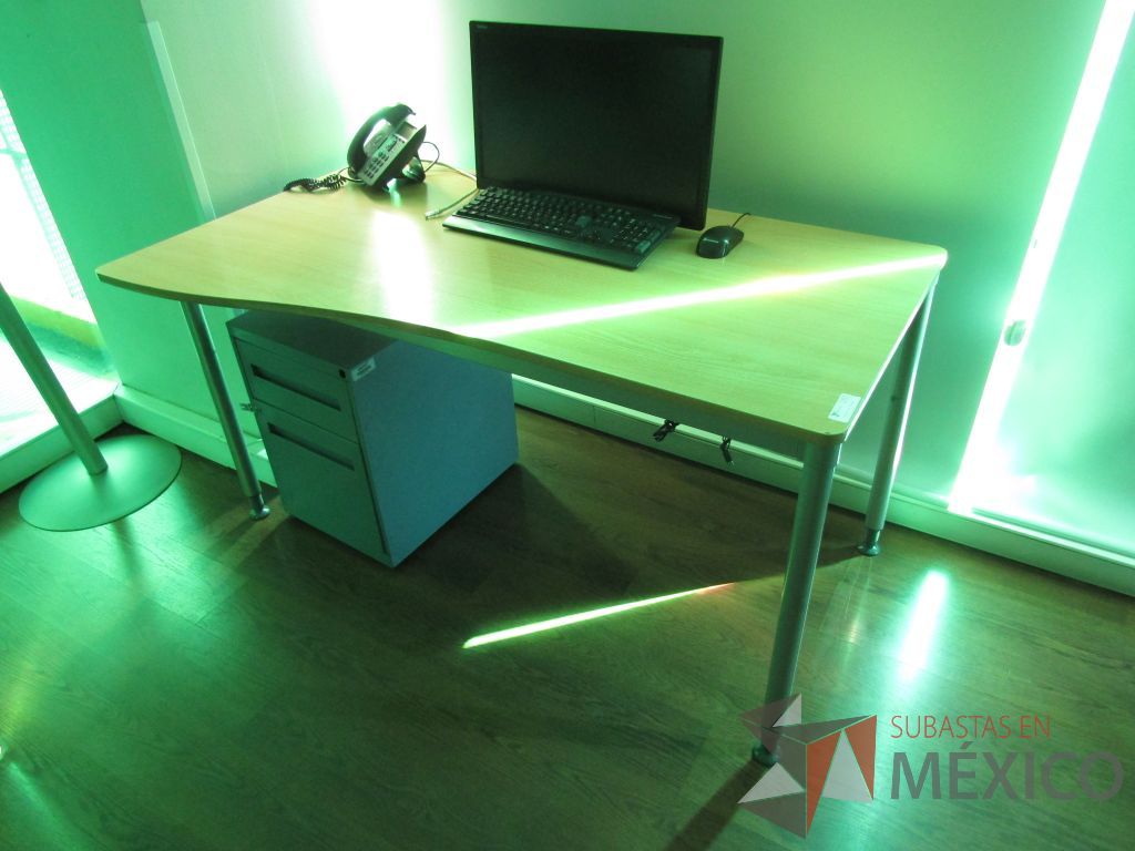 Lote 067 - Mesa de trabajo, estructura metálica, cubierta de madera y archivero metálico de 2 cajones color azul - Imagen 3