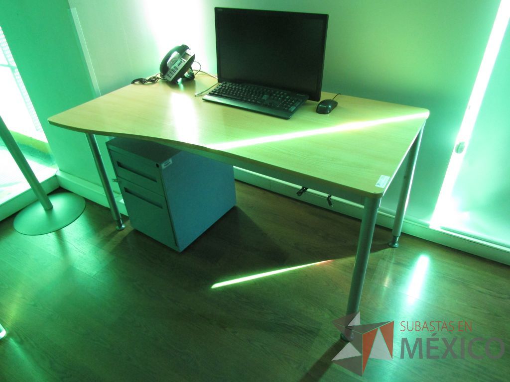 Lote 067 - Mesa de trabajo, estructura metálica, cubierta de madera y archivero metálico de 2 cajones color azul - Imagen 4