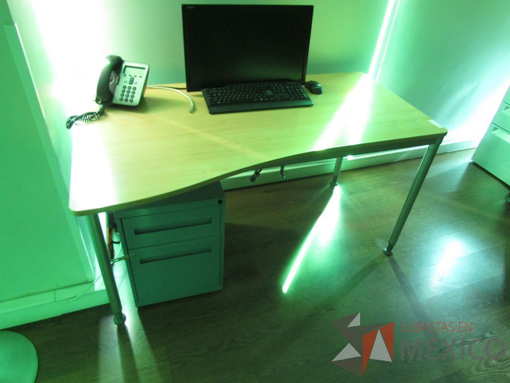 Lote 067 - Mesa de trabajo, estructura metálica, cubierta de madera y archivero metálico de 2 cajones color azul - Imagen 5