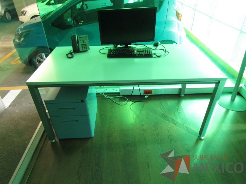 Lote 068 - Mesa de trabajo, estructura metálica, cubierta color blanco y archivero metálico de 2 cajones color azul