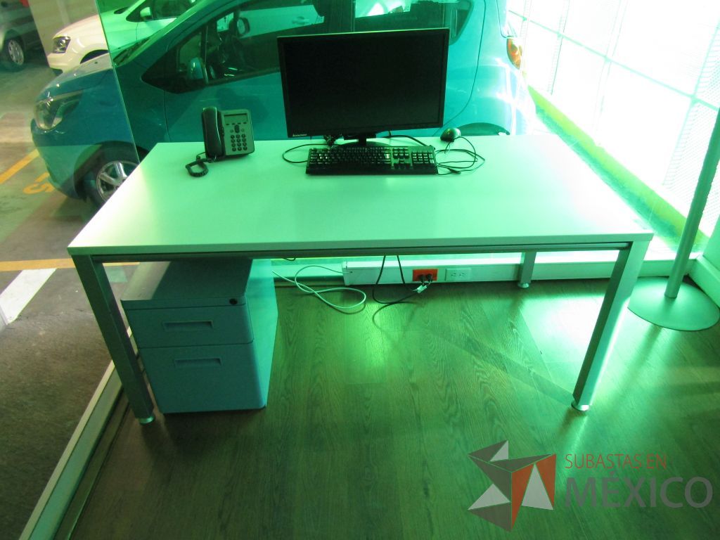 Lote 068 - Mesa de trabajo, estructura metálica, cubierta color blanco y archivero metálico de 2 cajones color azul - Imagen 2