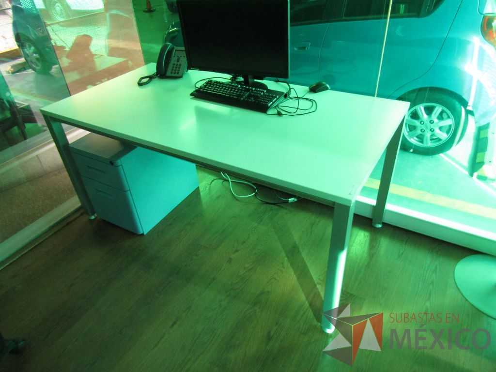 Lote 068 - Mesa de trabajo, estructura metálica, cubierta color blanco y archivero metálico de 2 cajones color azul - Imagen 3