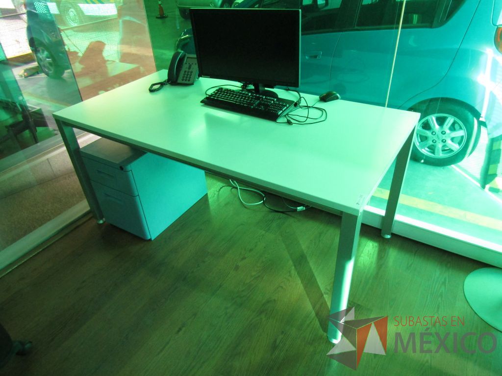 Lote 068 - Mesa de trabajo, estructura metálica, cubierta color blanco y archivero metálico de 2 cajones color azul - Imagen 4