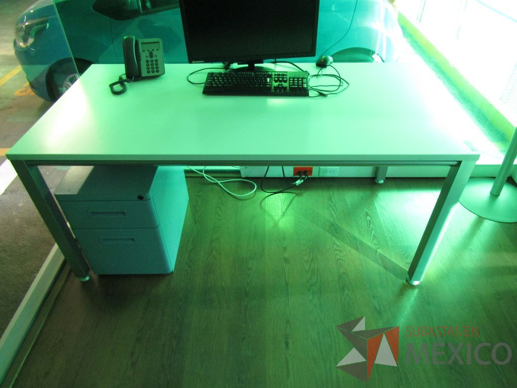 Lote 068 - Mesa de trabajo, estructura metálica, cubierta color blanco y archivero metálico de 2 cajones color azul - Imagen 5