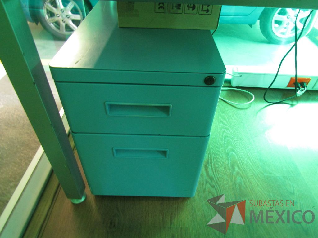 Lote 068 - Mesa de trabajo, estructura metálica, cubierta color blanco y archivero metálico de 2 cajones color azul - Imagen 6