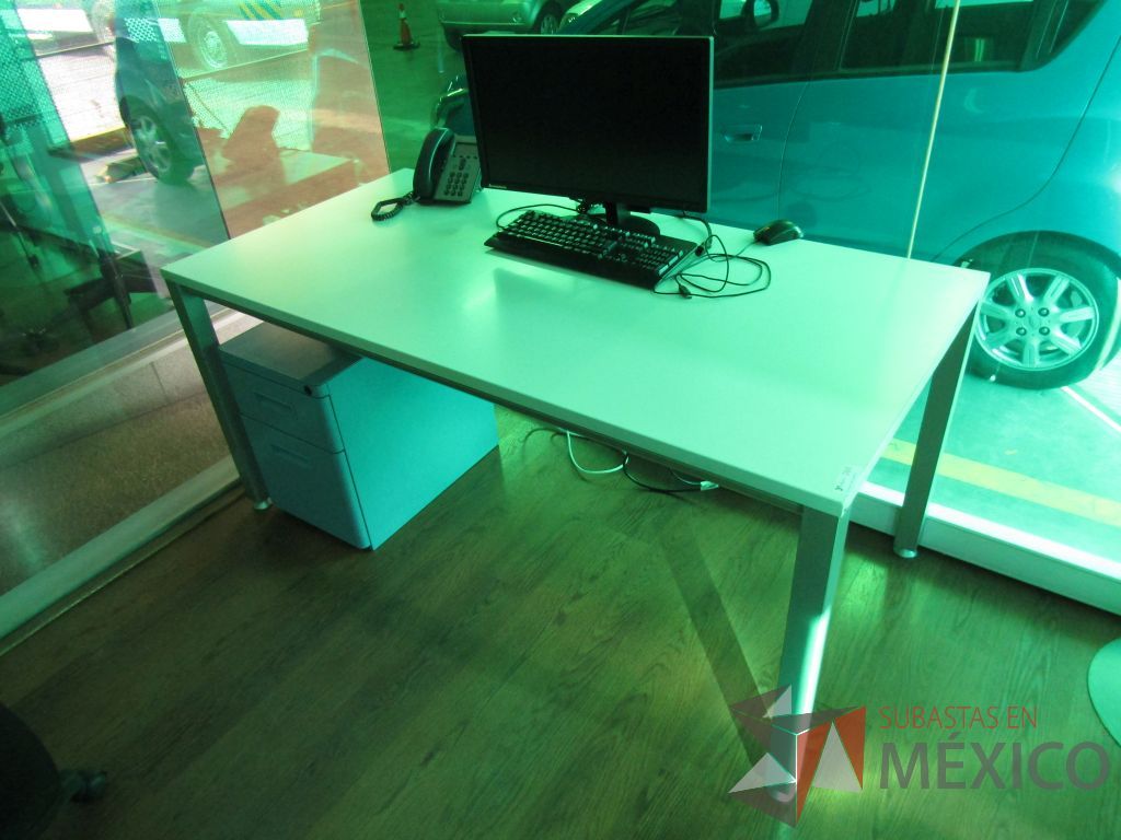 Lote 068 - Mesa de trabajo, estructura metálica, cubierta color blanco y archivero metálico de 2 cajones color azul - Imagen 7