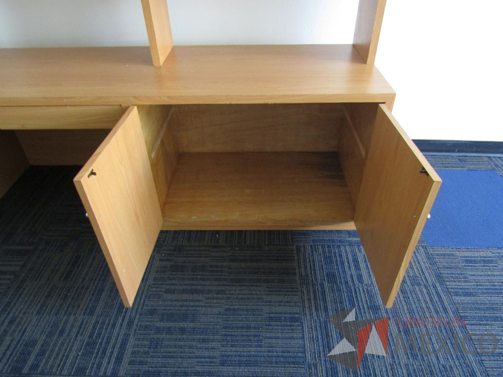 Lote 007 - Escritorio con 2 puertas y librero sobre puesto con 6 entrepaños - Imagen 9