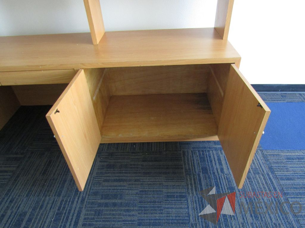 Lote 007 - Escritorio con 2 puertas y librero sobre puesto con 6 entrepaños - Imagen 10