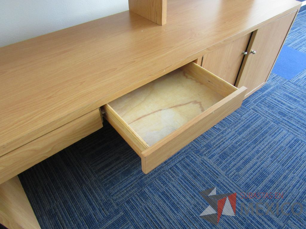 Lote 007 - Escritorio con 2 puertas y librero sobre puesto con 6 entrepaños - Imagen 12