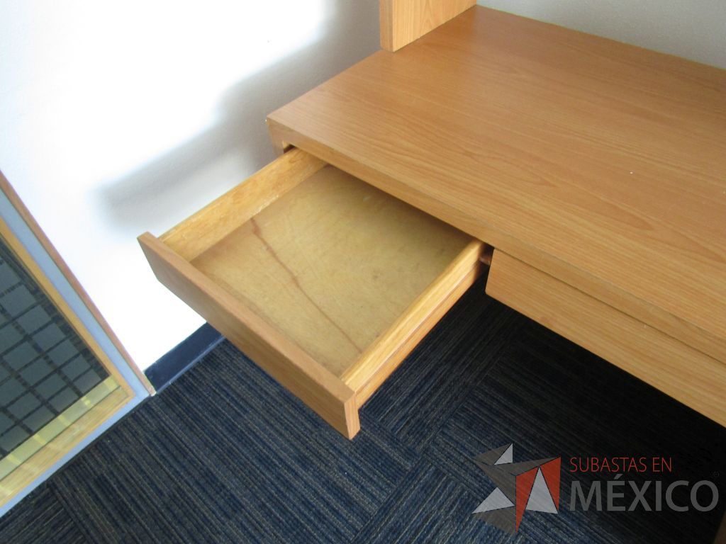 Lote 007 - Escritorio con 2 puertas y librero sobre puesto con 6 entrepaños - Imagen 14