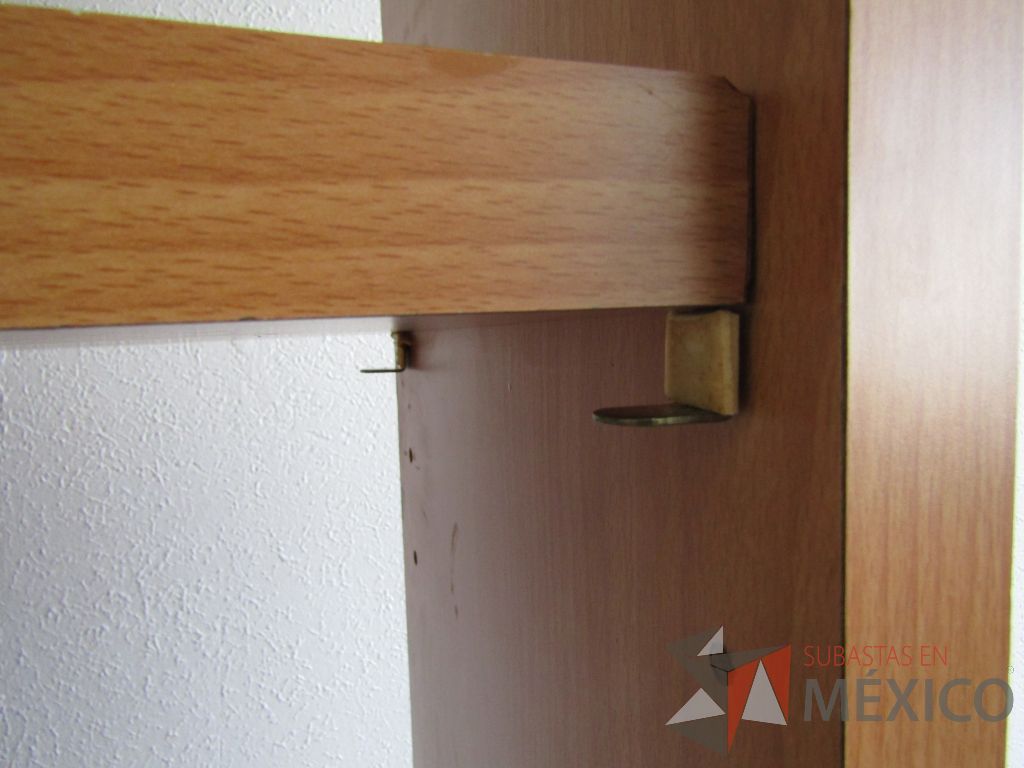 Lote 007 - Escritorio con 2 puertas y librero sobre puesto con 6 entrepaños - Imagen 16