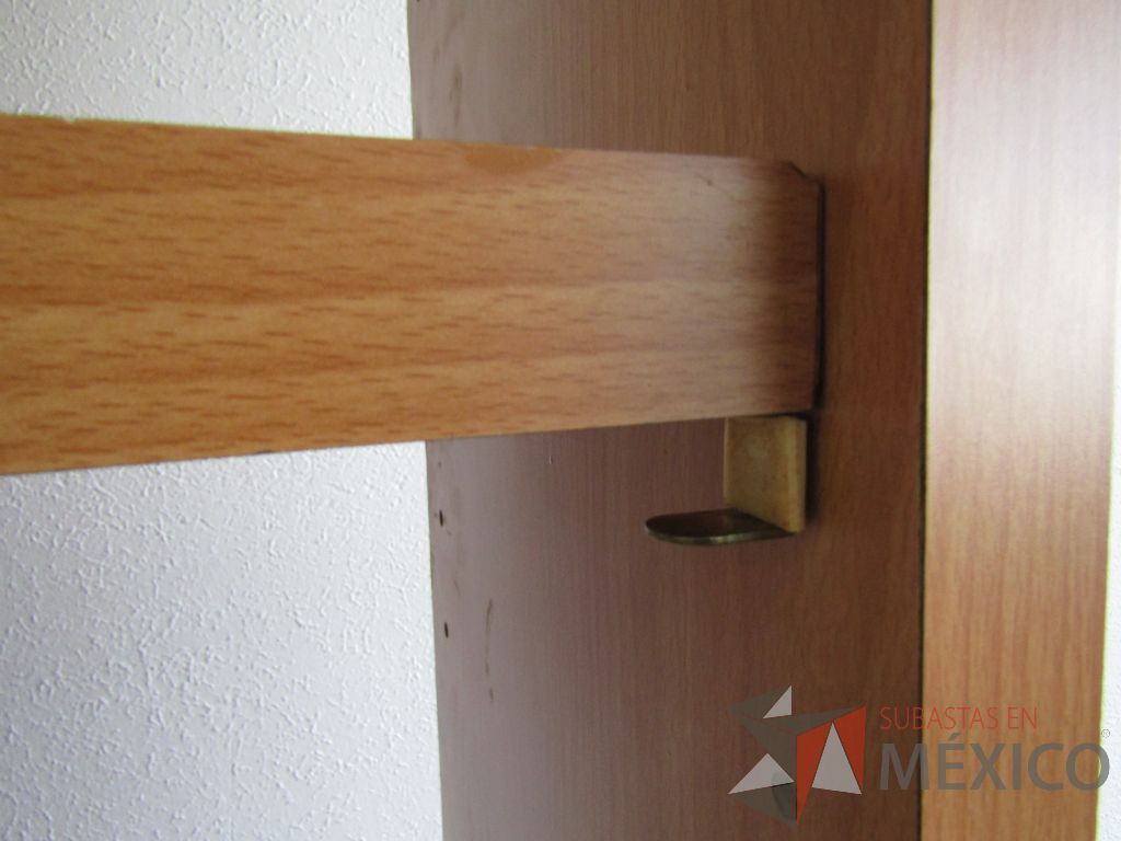 Lote 007 - Escritorio con 2 puertas y librero sobre puesto con 6 entrepaños - Imagen 17