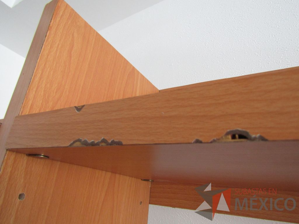 Lote 007 - Escritorio con 2 puertas y librero sobre puesto con 6 entrepaños - Imagen 19