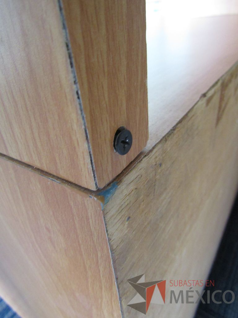 Lote 007 - Escritorio con 2 puertas y librero sobre puesto con 6 entrepaños - Imagen 23