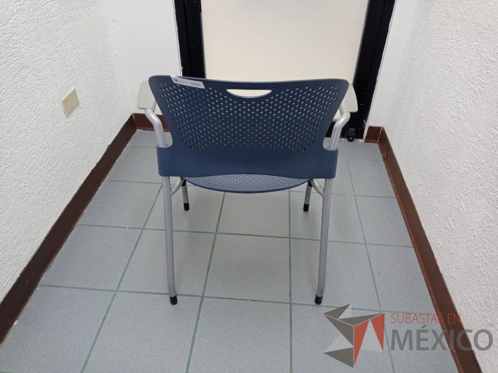 Lote 006 - Silla de visita con 4 patas metálicas, asiento y respaldo color azul marino - Imagen 5