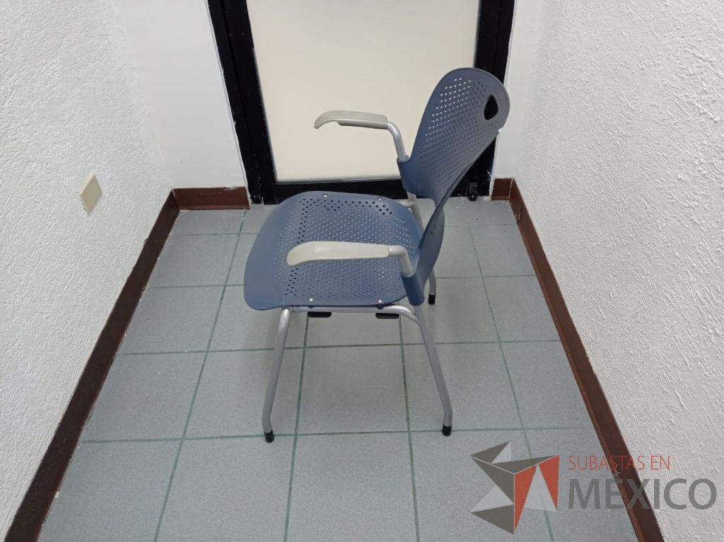 Lote 006 - Silla de visita con 4 patas metálicas, asiento y respaldo color azul marino - Imagen 6