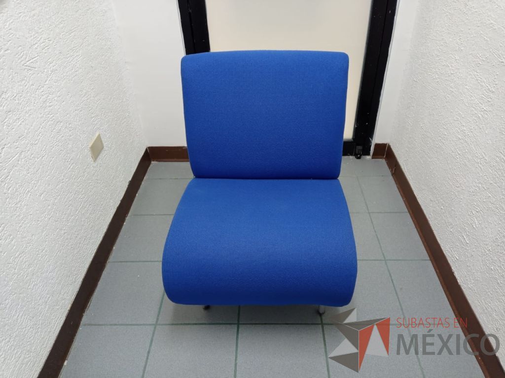 Lote 008 - Sillón de 1 plaza con 4 patas metálicas, asiento y respaldo color azul - Imagen 5