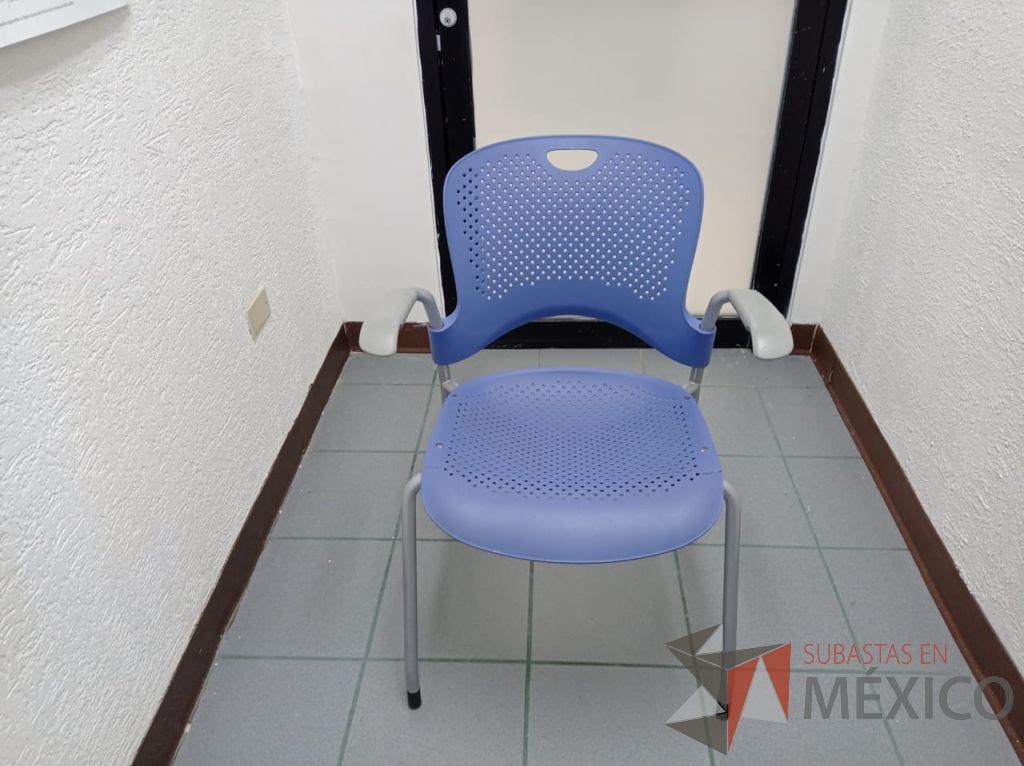 Lote 043 - Silla de visita con 4 patas metálicas, asiento y respaldo color azul claro - Imagen 3