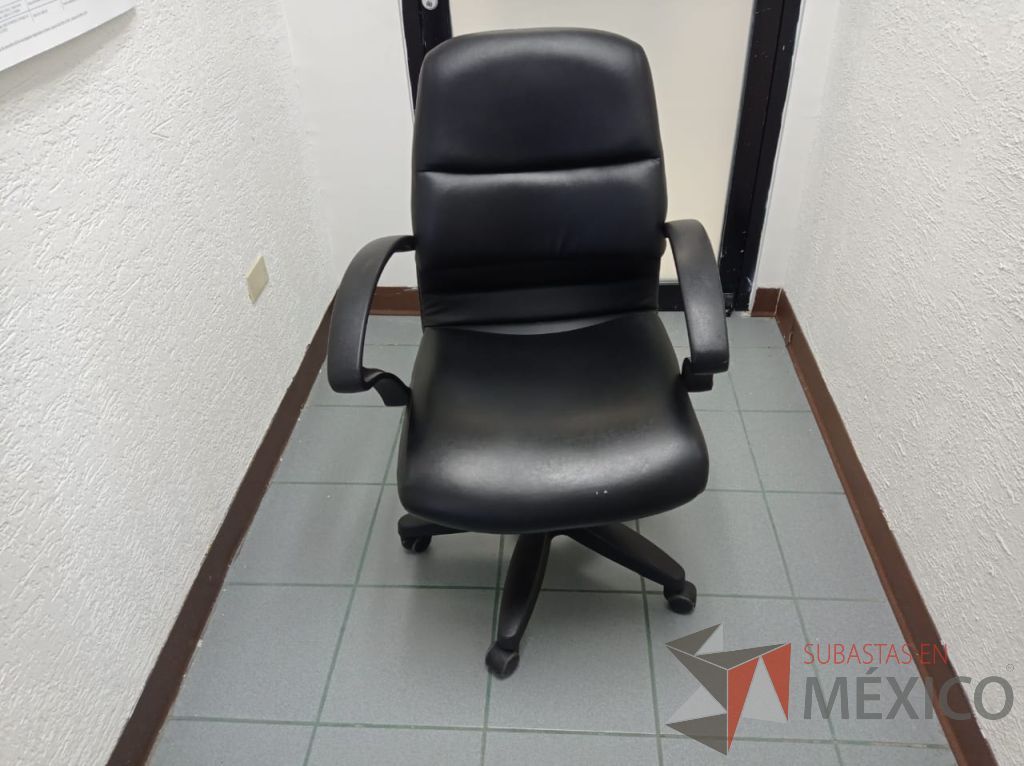Lote 012 - Silla operativa con ruedas, descansa brazos, asiento y respaldo tipo piel color negro - Imagen 4